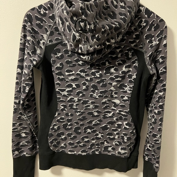Lululemon full zip hoodie size 4 leopard print black and gray - Picture 4 of 4